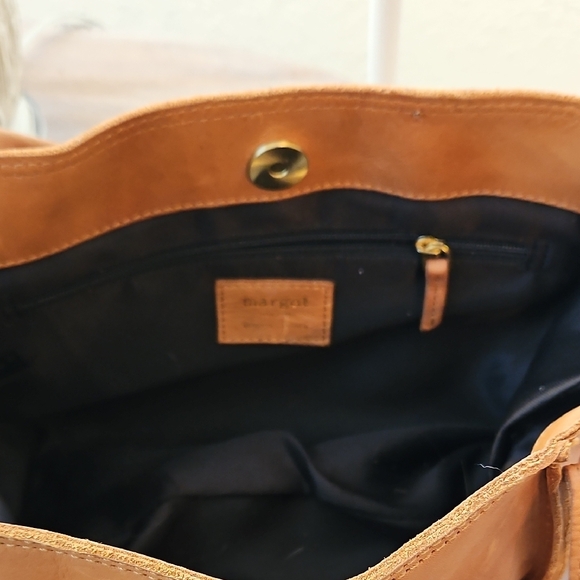 Elegant Tan Leather Shoulder Bag - Picture 6 of 6